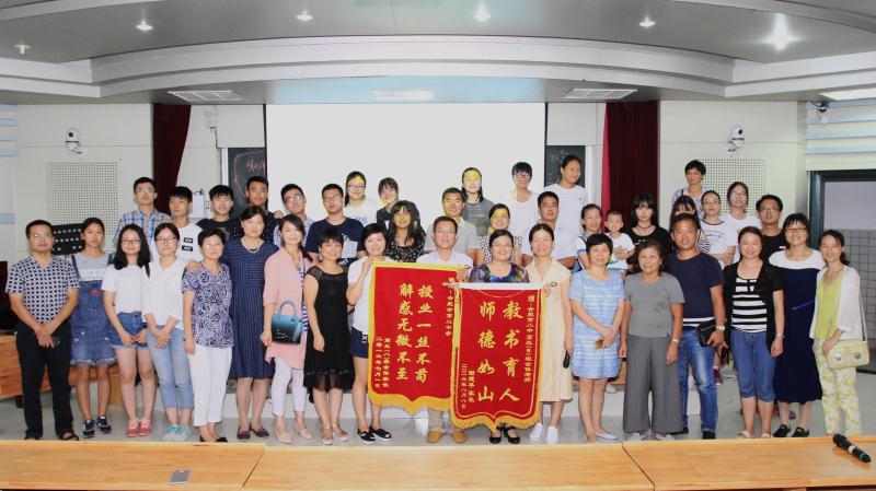 8班家长给学校赠送锦旗 (6).jpg